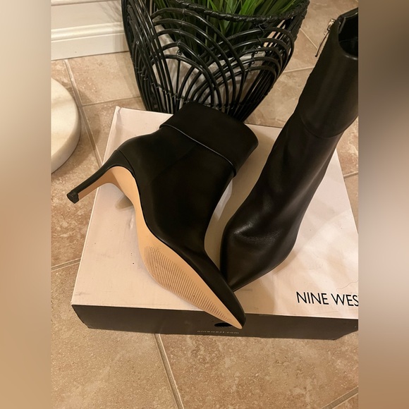 Beautiful soft Leather Nine West booties, heel is 2 1/2 inches. - Picture 3 of 7